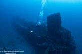 Panoramic point of view of the wreck. We can see the upright chimney and the total absence of the bow.