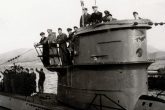 The U-133 at the departure of its third war patrol. The U-133 commander, Eberhard Mohr (A) and O officer, Harald Preuss (B), can be seen in the submarine conning tower. In the area of the anti-aircraft weapon, the commander of the Salamis machine workshop, Otto Erich Zurn (D), with the second officer of the submarine, Hans-Joachim Schale (E), and the mechanic Eugen Pohlmann (C) -boot-Archive Cuxhaven-Altenbruch Stiftung Deutsches U-Boot-Museum.