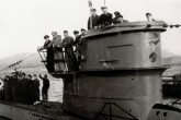 Το U-133 κατά την αναχώρησή της τρίτης πολεμικής του περιπολίας. Στον πύργο του υποβρυχίου διακρίνονται ο κυβερνήτης του U-133, Eberhard Mohr (A) και o Α΄ αξιωματικός, Harald Preuss (B). Στον χώρο του αντιαεροπορικού όπλου διακρίνονται ο διοικητής του μηχανουργείου του Ναυστάθμου Σαλαμίνας, Otto Erich Zürn (D), πλαισιωμένος από τον Β΄ αξιωματικό του υποβρυχίου, Hans-Joachim Schale (E), και τον Α΄ μηχανικό Eugen Pöhlmann (C).U-boot-Archiv Cuxhaven-Altenbruch Stiftung Deutsches U-Boot-Museum.