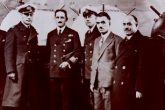 Ο ναρκοτεχνίτης Κάρολος Μωραίτης και αξιωματικοί του Β.Ναυτικού.