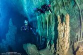Δύτες ανάμεσα στον εσωτερικό διάκοσμο του σπηλαίου του Αρκαδικού χωριού. Wetklik.gr (Underwater Photography by Milonakis Κostas)