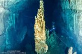 Ο τεράστιος σταλαγμίτης κοντά στην είσοδο του σπηλαίου. Παρατηρήστε την τάξη μεγέθους με τον δύτη.Wetklik.gr (Underwater Photography by Milonakis Κostas)