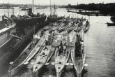 Η φωτογραφία τραβήχτηκε το 1914 στο Κίελο και το SMS UC-22 βρίσκεται στα αριστερά. Η σύντμηση SMS UC-22 σημαίνει Seiner Majestat Unterwasserboot des Typs C Nr. 22. Αρχείο Δημήτρη Γκαλών.