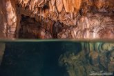 Σε ορισμένα σημεία του σπηλαίου οι σταλακτίτες συνεχίζουν και κάτω από την επιφάνεια του νερού. Αυτό δηλώνει ότι κάποτε η στάθμη του νερού βρίσκονταν σε χαμηλότερο επίπεδο από ότι σήμερα.