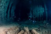 Τεράστιοι σταλαγμιτικοί και σταλακτιτικοί σχηματισμοί είναι ανεπτυγμένοι σε μεγάλο μέρος του σπηλαίου. Αυτό αποδεικνύει όπως και τα ευρήματα άλωστε ότι το σπήλαιο πρίν από πολλές χιλιάδες χρόνια ήταν στεγνό.