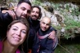 Χαρούμενα πρόσωπα μετά την κατάδυση στο σπήλαιο του Χιριδονίου. Ελένη Ψώμου, Γιάννης Λιαρδάκης, Φώντας Πιτσινέλης, Αντώνης Γράφας.