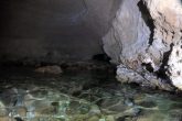 Στο βάθος δεξιά η δεύτερη είσοδο-έξοδο της Τουρκοσπηλιάς