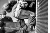 Σεπτέμβρης του 1943, Γερμανός αλεξιπτωτιστής επιβιβάζεται στο Ju 52 που θα τον μεταφέρει στην Λέρο. (Photo Bauer, Bundesarchiv – Bild – 101I-527-2349-04). (Photo Bauer, Bundesarchiv – Bild – 101I-527-2349-04).