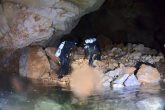 Οι δύτες μεταφέρουν τον εξοπλισμό τους για να εισέλθουν στα επόμενα τμήματα του σπηλαίου