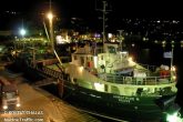 Νυχτερινή φωτογραφία από το πλοίο εν ώρα φόρτωσης με την παλιά του ονομασία. (Kostas Chalas Marine Traffic.com)