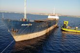 To πλοίο πάνω από την τελική θέση βύθισης, υποβοηθούμενο από τον πλωτό γερανό. (bluethunderdiving)