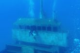 Η όψη της γέφυρας του ΕΛΠΙΔΑ ενώ κάτω από το δύτη, φαίνεται η πινακίδα που τοποθετήθηκε από τους συντελεστές του τεχνητού ναυαγίου με τα στοιχεία της βύθισης. (Grafas Diving)