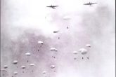 Αεροσκάφη τύπου Ju 52/3m σε σχηματισμό απορρίπτουν αλεξιπτωτιστές κατά τη Μάχη της Κρήτης.