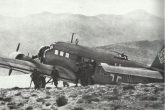 Αεροσκάφος τύπου Ju 52/3m μεταφοράς αλεξιπτωτιστών αποβιβάζει ενισχύσεις στο καταληφθεν αεροδρόμιο του Μάλεμε.