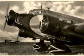 Το τρικηνητήριο αεροσκάφος Junkers Ju 52, υπήρξε το κατ´ εξοχήν μεταγωγικό αεροσκάφος της γερμανικής Luftwaffe κατά τη διάρκεια του Β´ Παγκοσμίου Πολέμου. Στον ελλαδικό χώρο υποστήριξε δυο σημαντικές επιχειρήσεις, τη Μάχη της Κρήτης και τη Μάχη της Λέρου.