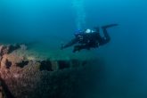 Θύρες αποστράγγισης του κύτους κάτω από τη δομή της γέφυρας