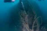 Η πλώρη της υδροφόρας Κασταλία. Παρατηρούμε τις αλυσίδες και τους κάβους από τα οποία το πλοίο ήταν αγκυροβολημένο